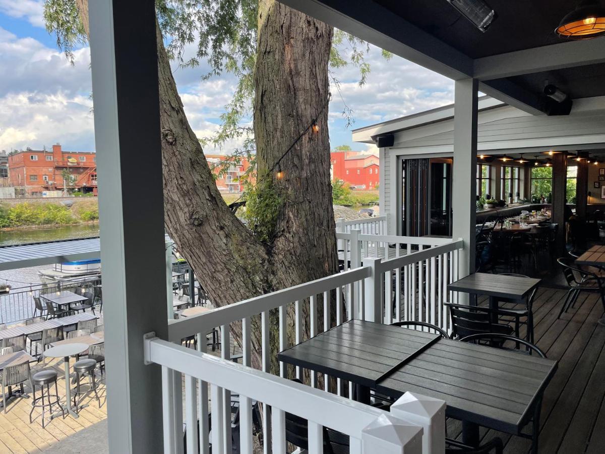 Auberge Des Cantons Magog Екстериор снимка